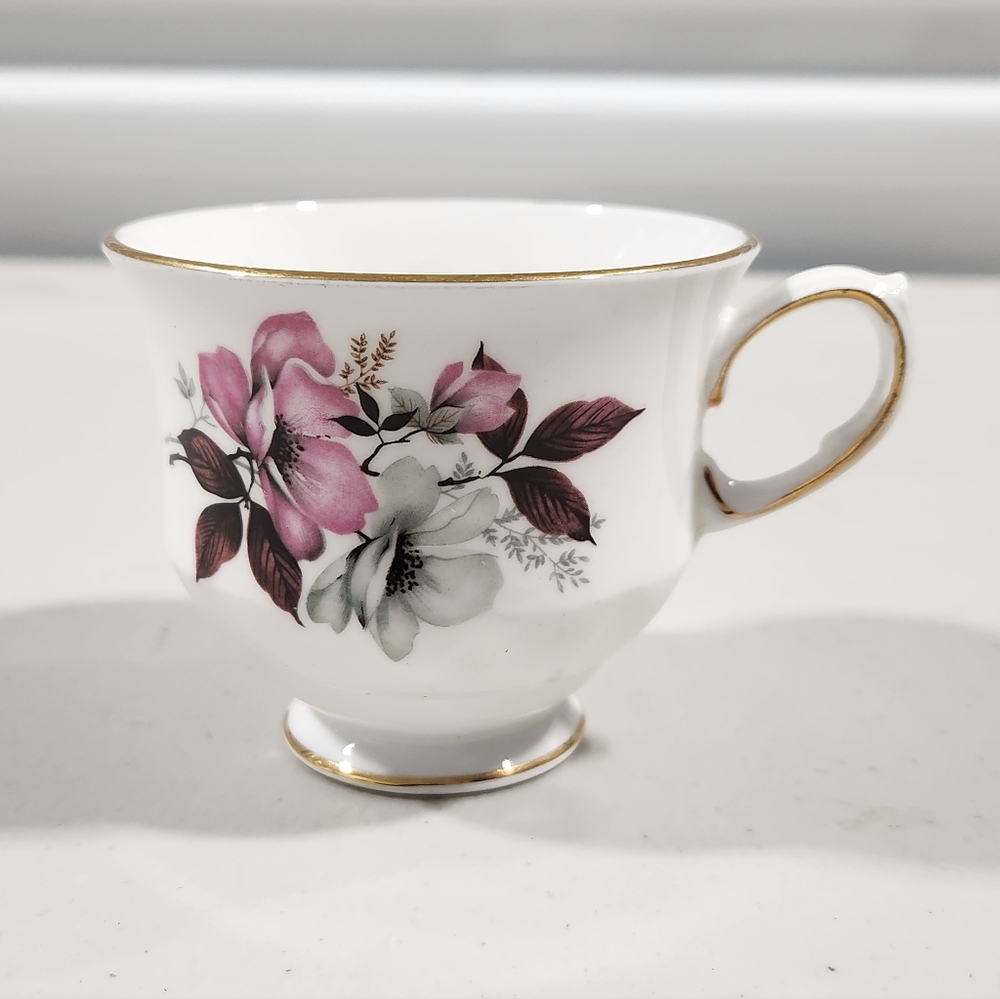 Queen Anne Tea Cup and Saucer - Picture 5 of 7